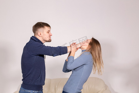 夫妻打架摄影照片_家庭暴力、人和虐待概念 — 夫妻打架，男人打女人