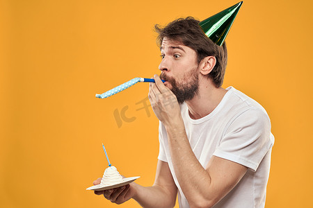 一个留着胡子、戴着蛋糕、戴着帽子庆祝生日的男人