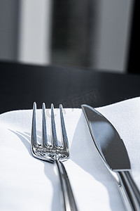 户外豪华餐厅餐桌上配有白色餐巾的叉子和刀、婚礼或活动的精美餐饮菜单以及餐饮服务理念