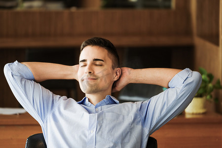 营销经理摄影照片_男性营销经理在工作时休息和微笑，以减少睡意。