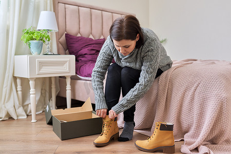 女鞋新暖秋冬季靴子、鞋盒、家居室内背景