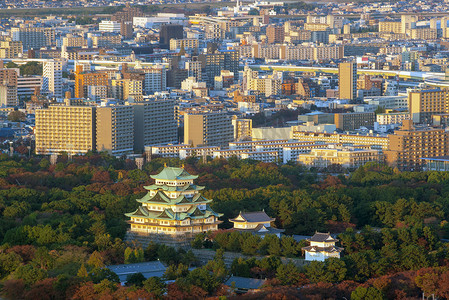 日本名古屋城堡和城市天际线