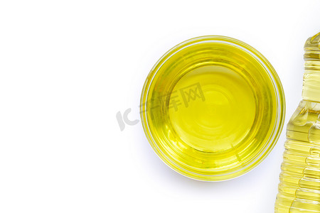 白色背景上玻璃碗中的大豆油。
