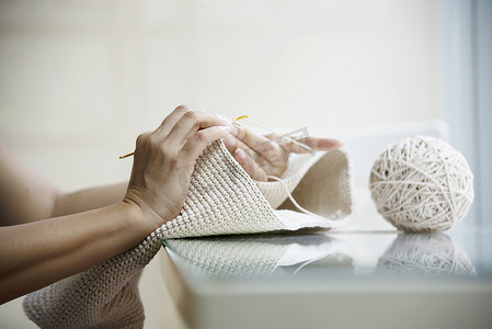 女人的手在家编织工作 — 有 DIY 在家工作概念的人