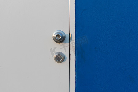 极简主义风格，蓝墙白门。