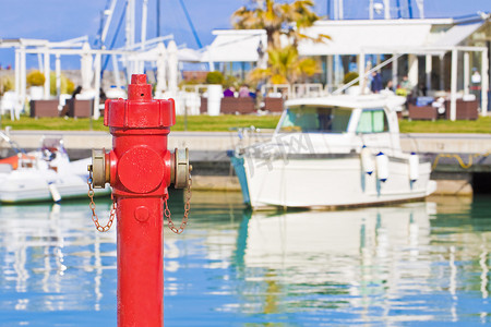 港口中的红色消防栓 — 具有复制空间的概念图像