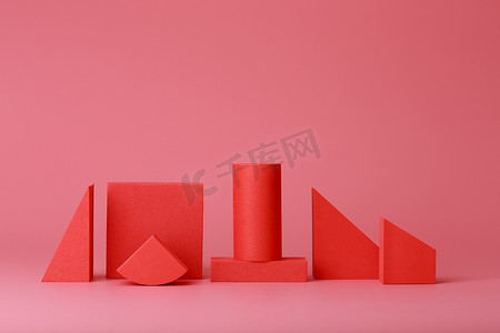 抽象粉红色背景与红色几何图形。