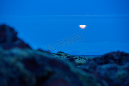冰岛风景照片，月亮升起在冰川上
