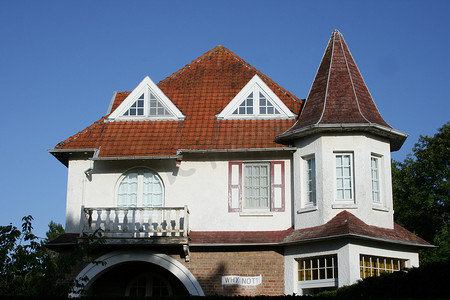 施罗德住宅摄影照片_带阳台、凸窗和气窗的老房子