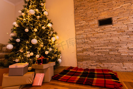 圣诞客厅里有一棵圣诞树和礼物。