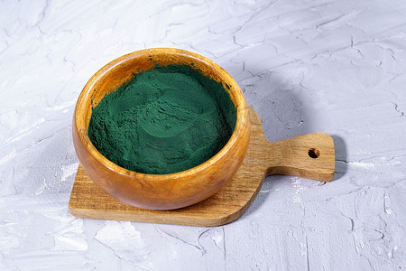 螺旋藻绿色粉末特写，改善健康的健康补充剂。