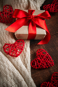 有红色丝带和心脏的礼物盒。