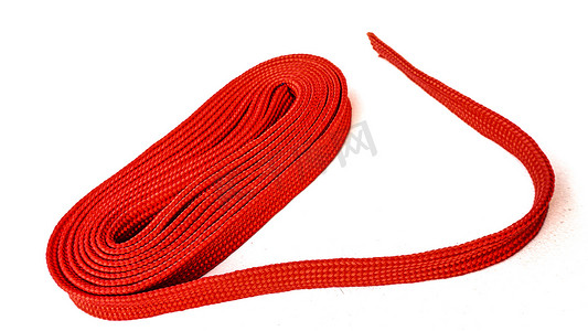 白色背景上的红色绳索。