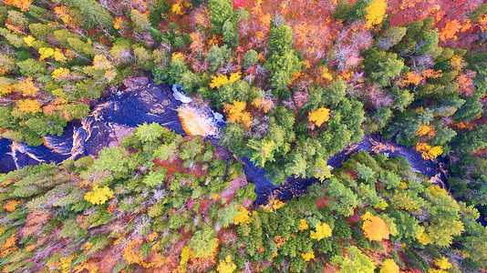 无人机拍摄的秋季森林，有蓝色的河流、瀑布和白色的急流
