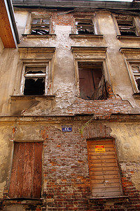 卡齐米日的废弃建筑，窗户破损，砖墙外露