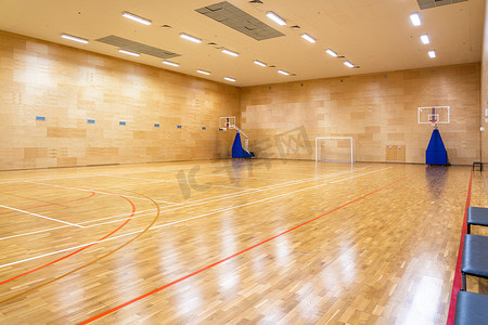 篮球足球摄影照片_空荡荡的现代篮球或足球室内运动场的内部