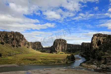 中秋来源摄影照片_三条河流和峡谷穿越，阿普里马克河安第斯高地秘鲁