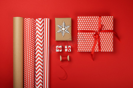 用红色和棕色纸包装圣诞礼物