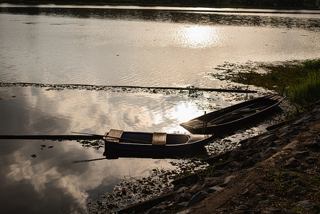 木船停泊在河边