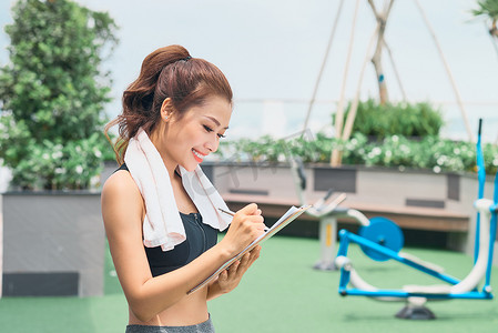 准备训练锻炼计划的妇女。