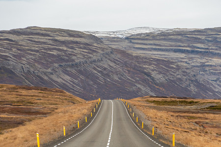 在冰岛西部稀疏的山地景观中的冰岛空路之旅