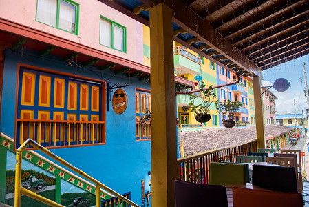 热闹的场景摄影照片_哥伦比亚瓜塔佩市中心的建筑物上有彩色图案。