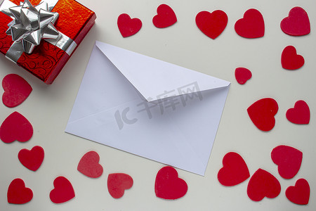 纸质信封，带礼物盒礼物，周围有爱心