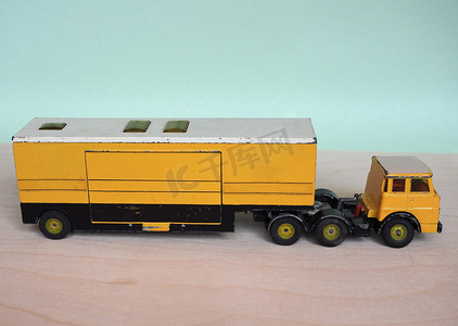 比例摄影照片_黄色玩具卡车