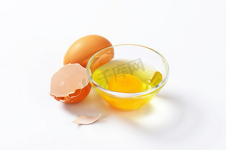 将蛋清和蛋黄放入玻璃碗中