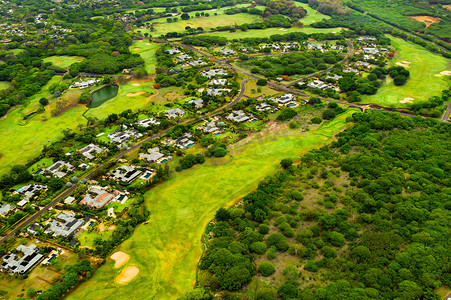 鸟瞰毛里求斯岛的小镇和高尔夫球场。毛里求斯岛的别墅。高尔夫球场
