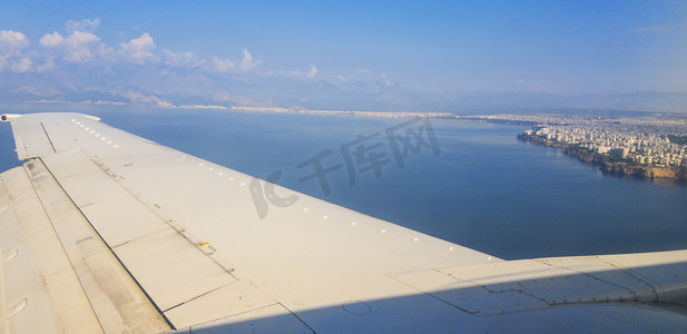 平面水景观摄影照片_对安塔利亚的平面窗口视图