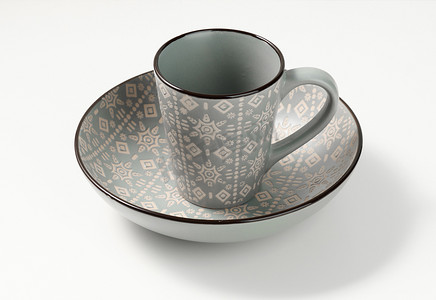 白桌上的空灰色陶瓷汤盘和空杯子，器皿