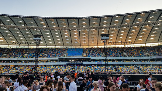 6.1摄影照片_乌克兰，基辅 - 2019年6月1日：一大群观众在基辅奥林匹克体育场观看乌克兰流行舞蹈家和歌手德米特里·莫纳蒂克的音乐会。