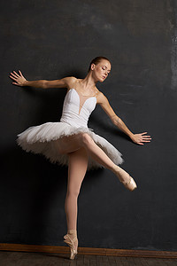 芭蕾舞演员舞蹈经典表演黑暗背景