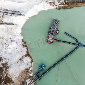 大型吸吸式挖泥船在石英岩雪白砂湿法开采过程中的航拍照片