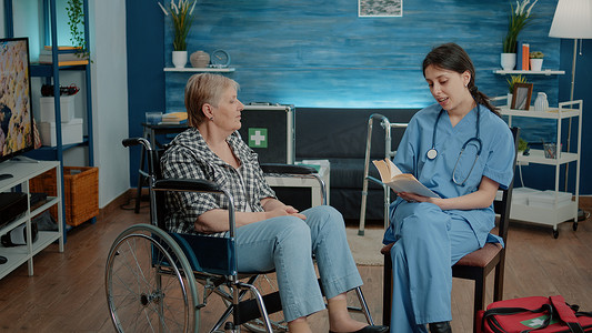 养老院设施摄影照片_护士在疗养院为退休妇女提供帮助