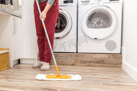 现代住宅洗衣房的清洁地板