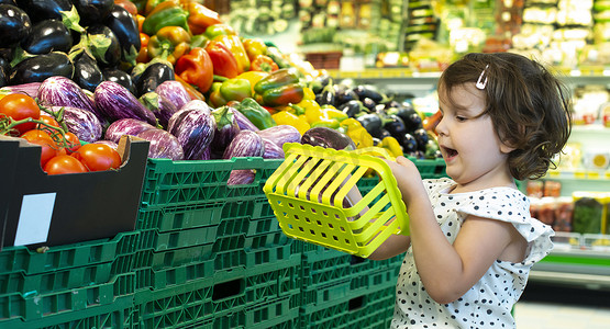 儿童在超市购物茄子。