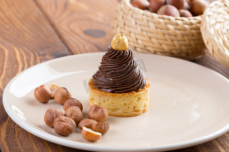 金果摄影照片_上面有巧克力奶油和金坚果的馅饼