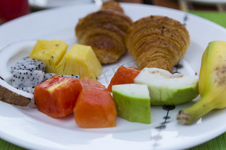 热带新鲜水果和煎饼早餐