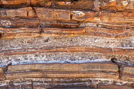 戴尔斯峡谷摄影照片_戴尔斯峡谷卡里吉尼国家公园的沉积物和岩层，包括天然石棉