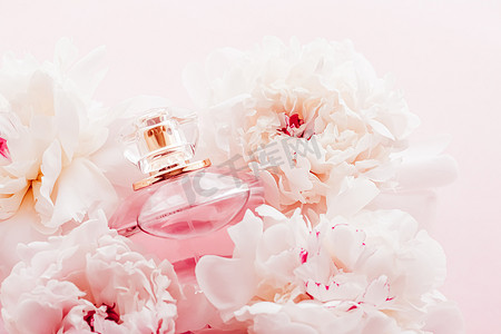 以牡丹花、香水广告和美容品牌为背景的奢华香水瓶作为少女香水产品