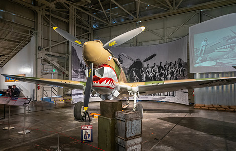 珍珠港航空博物馆中的柯蒂斯 P-40E 战鹰飞机，