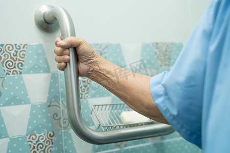 浴室禁用摄影照片_亚洲老年或老年老妇患者使用斜坡走道处理安全，并在护理医院病房提供帮助支持助理，健康强大的医疗理念。