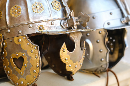 战士背景摄影照片_两个骑士的头盔躺在表面上。中世纪的概念