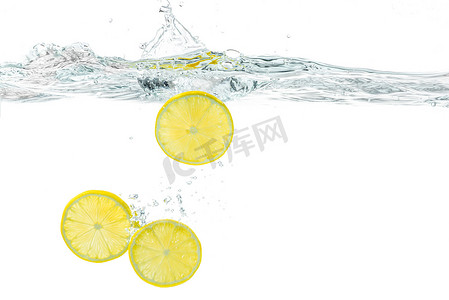 柠檬水溅摄影照片_新鲜柠檬放入水中，溅出白色隔离