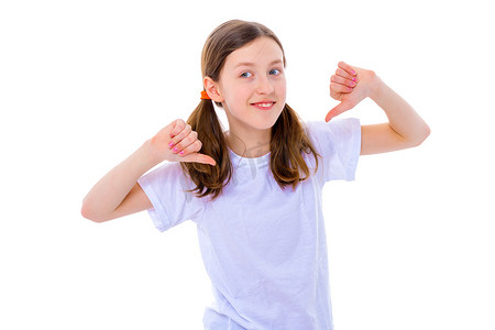 小女学生指着她空的白色 T 恤。