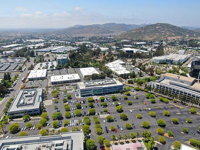 加利福尼亚州工业区和公司办公室、储藏仓库的鸟瞰图