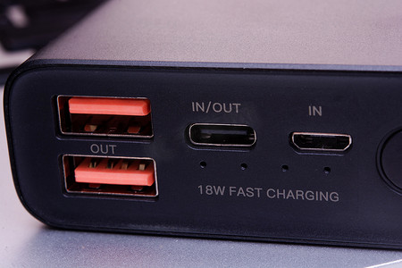 usb调试摄影照片_移动电源上的 USB、USB Type-C 和 Micro-USB 端口