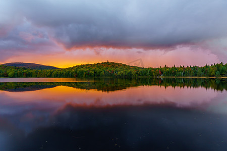 秋天的梦摄影照片_小湖梦露的日落，在蒙特朗布朗国家公园